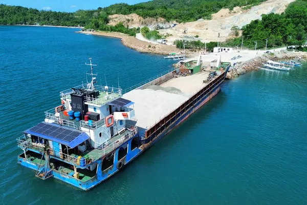 Barge beside the quarry